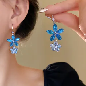 Elegante blau-weiße Zirkon Blumen-Ohrhänger für Damen stilvoller Modeschmuck Ohrringe