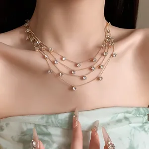 Vue détaillée d'un collier multicouche doré élégant orné de pierres de zircone claires
