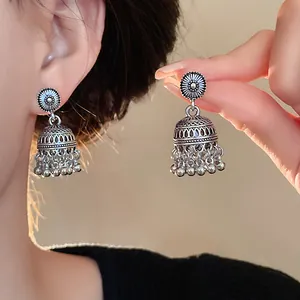 Orecchini bohémien vintage con intagli floreali complessi e graziose nappine di perline