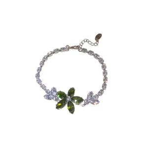Elegantes Blumenarmband mit funkelnden grünen und klaren Zirkonia auf Silberkette
