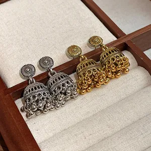 Orecchini Jhumka bohémien vintage con nappe a sfera intagliate in argento e oro