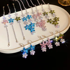 Glitzerndes Zirkon-Blumen-Schmuckset mit Ohrringen und Armbändern in verschiedenen Farben