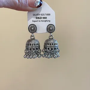 Orecchini Jhumka bohémien in argento con incisioni floreali e piccole sfere di metallo