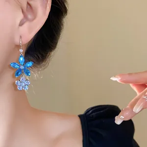 Detailansicht eleganter Zirkon-Blumenohrringe mit blauen und klaren Kristallen