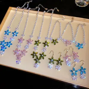 Elegantes Zirkon-Blumenschmuck-Set mit Halsketten, Armbändern und Ohrringen in verschiedenen Farben