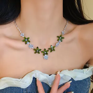 Elegante grün-weiße Zirkon-Blumenhalskette am Hals des Models für eine detaillierte Ansicht