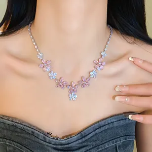 Detailansicht einer exquisiten Halskette mit funkelnden rosa und klaren Zirkonblüten