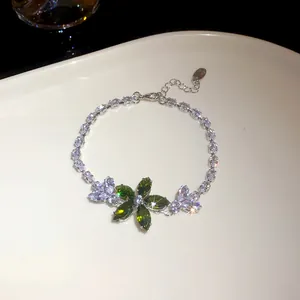 Funkelndes silberfarbenes Blumenarmband mit grünen und klaren Zirkonia-Steinen im Marquiseschliff