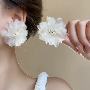 Eleganti orecchini a fiore in rete bianca con stami, gioielli estivi romantici per lei