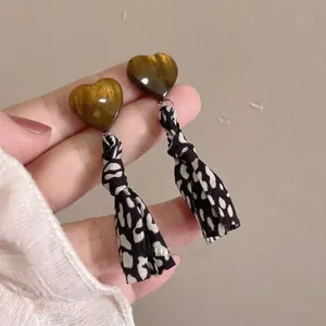 Orecchini vintage a forma di cuore con eleganti nappe in tessuto con stampa leopardata
