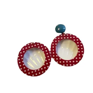 Orecchini retrò a pois rossi e bianchi con design geometrico a contrasto di colore.