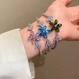 Funkelnde Armbänder mit Zirkonia-Blumen in Pink, Blau und Grün für elegante Damen