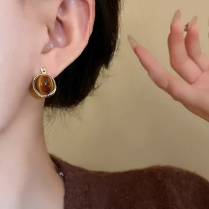 Elegante runde Tigerauge-Stein-Ohrringe im Maillard-Stil für modische Frauen im Herbst