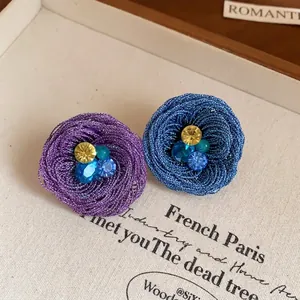 Exquisite blaue drahtumwickelte Blumenohrstecker mit funkelnden bunten Kristallen