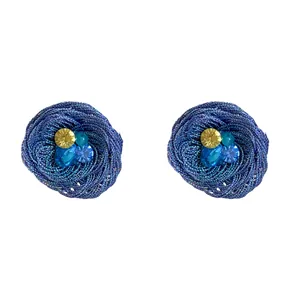 Auffällige blaue gewebte Blumen-Ohrstecker mit funkelnden Strasssteinen und Silberstiften