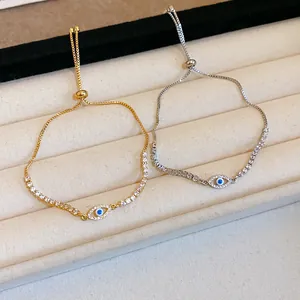 Dettaglio ravvicinato dei braccialetti Evil Eye con zirconi cubici scintillanti