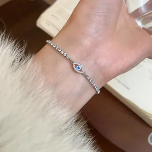 Primo piano di un elegante bracciale occhio greco argento con zirconi