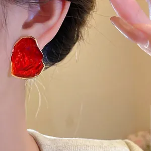 Orecchini a lobo ovali irregolari in smalto rosso con bordo dorato da donna gioielli eleganti.
