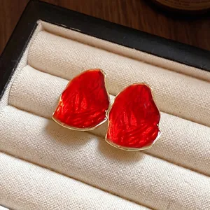 Orecchini a perno vintage in smalto rosso di forma ovale irregolare in portagioie