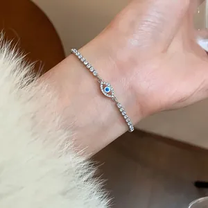 Primo piano di uno scintillante braccialetto con occhio di Allah in zirconi al polso.