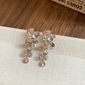 Elegante zilverkleurige bloemenoorbellen met een vintage-geïnspireerd cascade bladontwerp