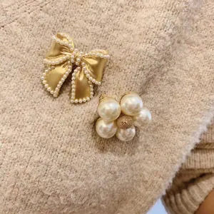 Elegant Korean style vintage golden bow and pearl flower brooches for women's coats