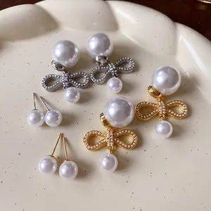 Eleganti orecchini a fiocco placcati in oro e argento con perle finte bianche stile minimal