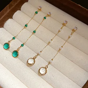 Detailansicht eleganter Vintage-Ohrhänger in Goldoptik mit runden Glassteinen