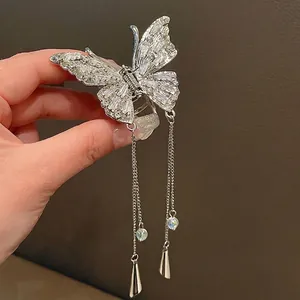 Eleganter silberner Schmetterling-Haarclip mit funkelnden Strasssteinen und Quasten