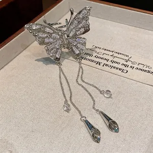 Eleganter silberner Schmetterlings-Haarclip mit Strasssteinen und langen Quasten