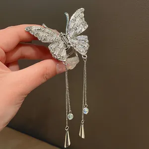 Detailansicht einer eleganten Schmetterlings-Haarklammer mit Strass und Quasten