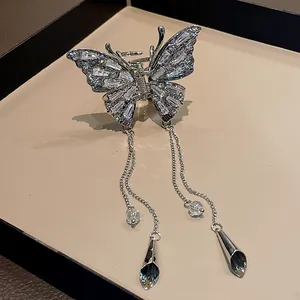 Detailansicht einer silbernen Schmetterlings-Haarklammer mit glitzernden Strasssteinen