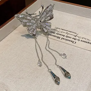 Detailansicht einer silbernen Schmetterlings-Haarklammer mit Strass und langen Quasten.