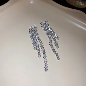Exquisite Nahaufnahme von funkelnden Quastenohrringen mit Zirkonia und Silbernadeln