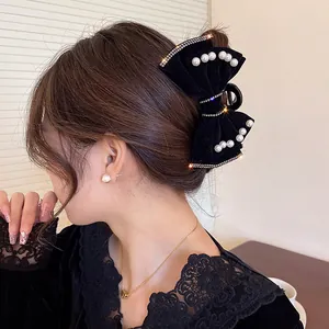 Eleganter schwarzer Samt-Haarclip mit Schleife und feinen Perlen- und Strassverzierungen