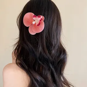 Élégante barrette à cheveux orchidée rose avec perle sur cheveux ondulés, accessoire de mode