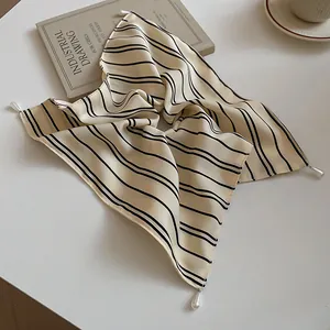 Elegante pañuelo cuadrado de rayas crema con delicados dijes de perlas colgantes