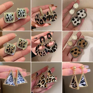 Dettaglio di vari orecchini geometrici con stampe leopardate e motivi animalier