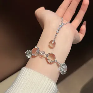 Detailansicht eines luxuriösen Zirkon-Schneeflocken-Glaskugel-Schmucksets für den Winter
