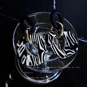 Pendientes vintage de plata con aros de acrílico a rayas de cebra para mujer moda.