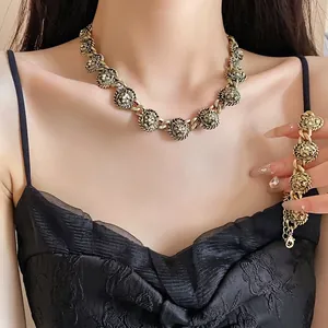 Set di gioielli vintage con collana e bracciale a rilievo testa di leone oro antico