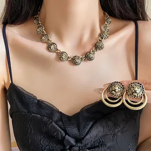 Set di gioielli vintage con testa di leone, collana in bronzo antico e orecchini abbinati