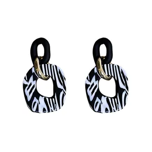 Pendientes retro de acrílico con rayas blancas y negras y detalles dorados