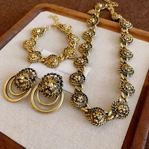 Set di gioielli vintage con testa di leone, collana, bracciale e orecchini oro.