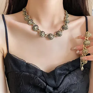 Set collana e bracciale vintage con testa di leone indossato da una modella