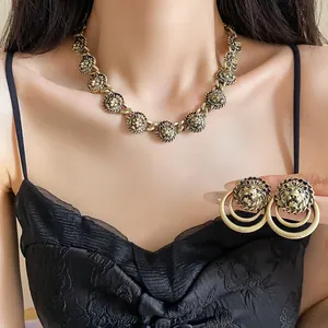 Set lussuoso collana testa di leone vintage e orecchini a cerchio su modella di moda
