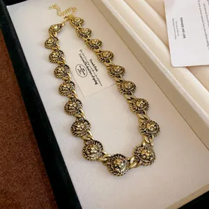 Vista dettagliata di una collana vintage testa di leone con finitura oro antico.