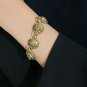 Dettaglio ravvicinato della testa di leone in oro antico su bracciale vintage