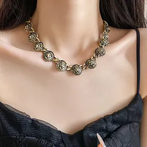 Primo piano di una collana testa di leone in oro antico dal design retrò vintage