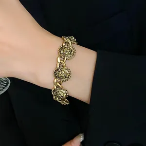 Bracciale vintage in oro antico con medaglione testa di leone per donna stile retrò